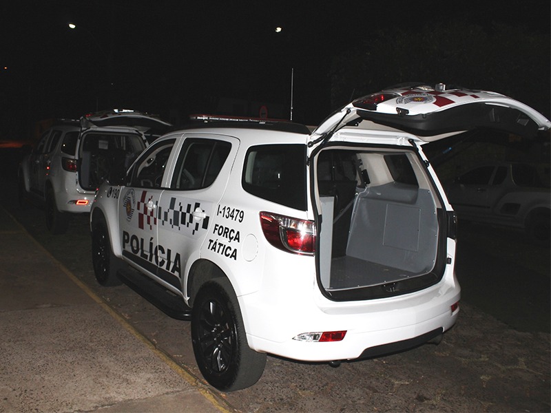 Foto 4 de 6 — Trio armado é preso após roubar caminhonete; no veículo havia malote com R$ 60 mil